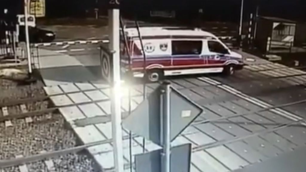 Un tren arrolla a una ambulancia tras quedarse atrapada en un paso a nivel en Polonia