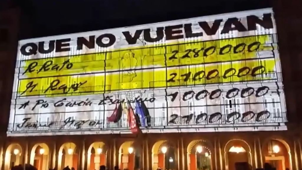 "Que no vuelvan...pero tampoco te conformes", el doble mensaje electoral de Podemos proyectado en la Plaza Mayor