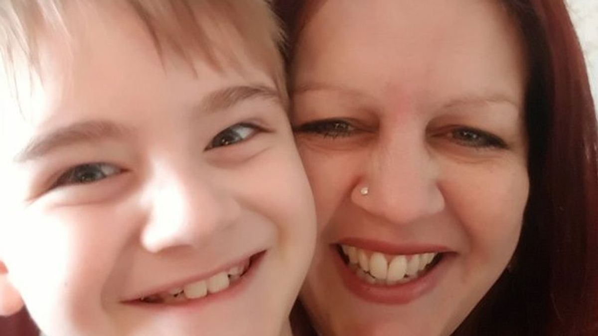 Una madre denuncia al colegio de su hijo autista por obligarle a llevar un chaleco reflectante