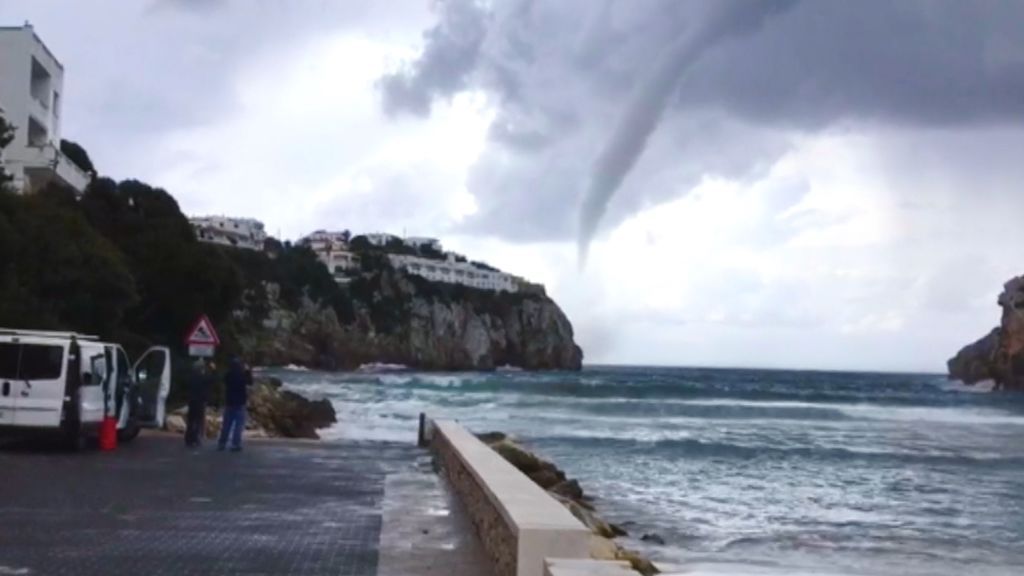 El temporal de frío crea una fugaz manga marina en Menorca