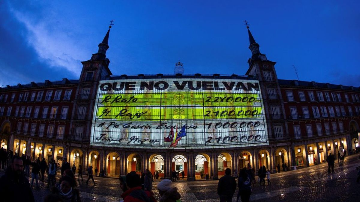 Proyectan imágenes de los 'pápeles de Bárcenas' en la Plaza Mayor de Madrid