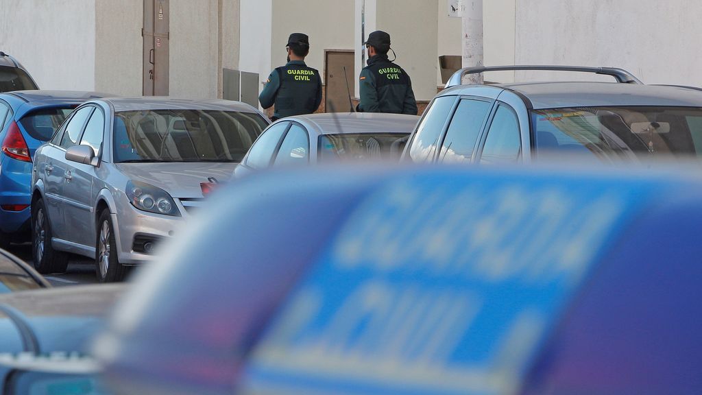 Hallan muerta y semidesnuda a una joven de 30 años en una portería de Torrevieja