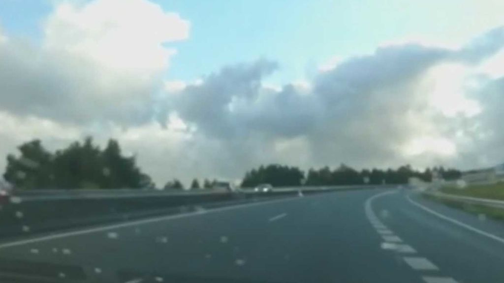 Un kamikaze siembra el pánico en una autovía en Galicia