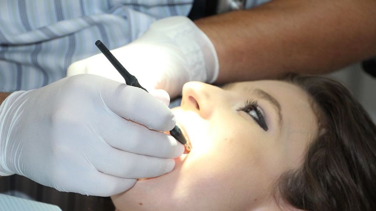 Las mujeres visitan al dentista y se realizan más chequeos médicos que los hombres, según estudio