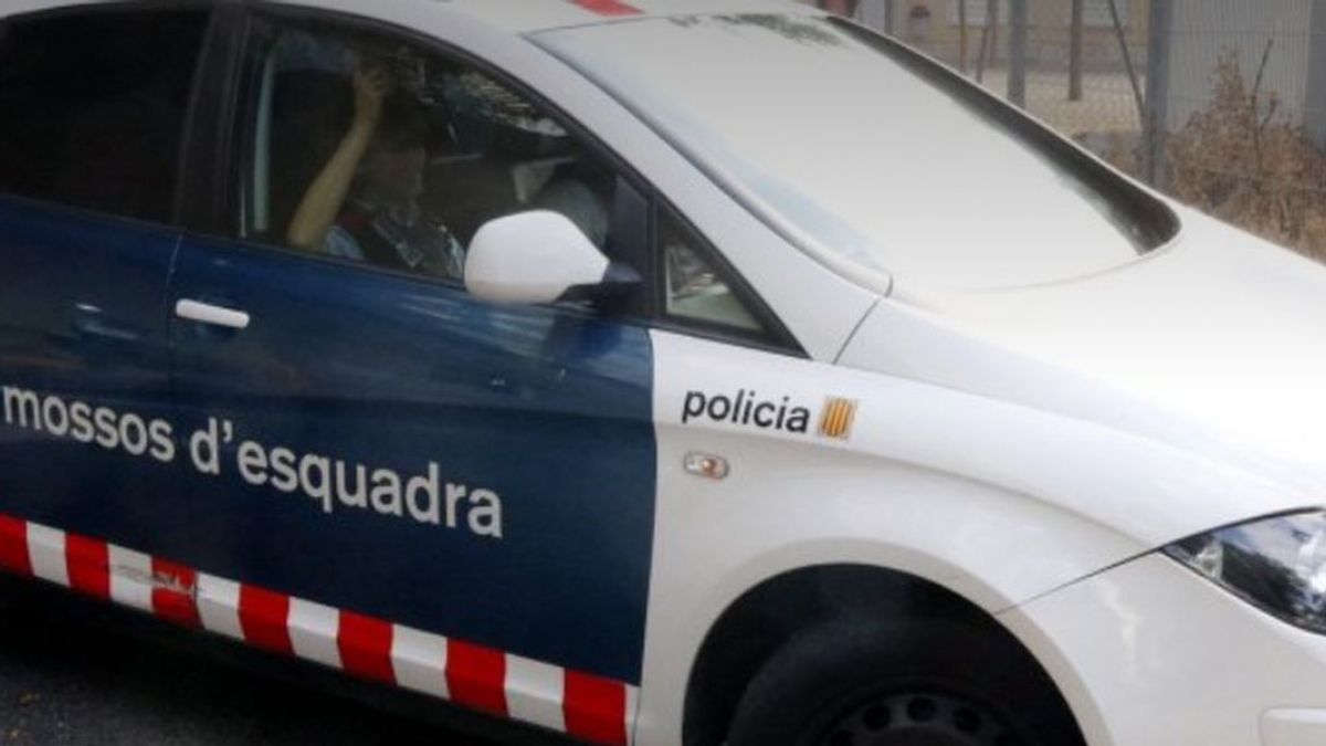 Deja a sus hijos pequeños en el coche abierto mientras se va a jugar al Casino Deja a sus hijos pequeños en el coche abierto mientras se va a jugar al Casino