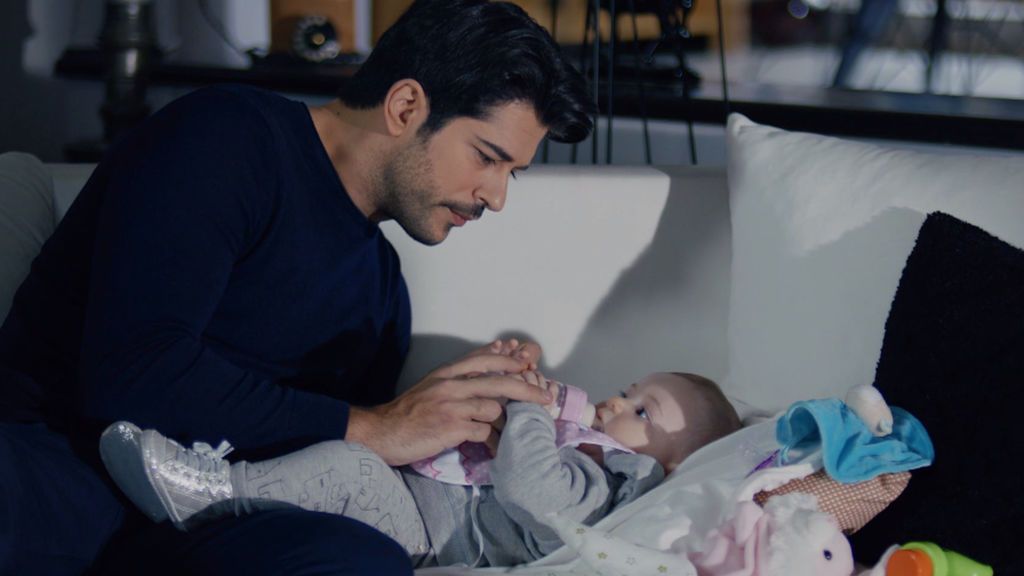 Kemal ejerce de padrazo con Deniz: las primeras horas a solas de padre e hija