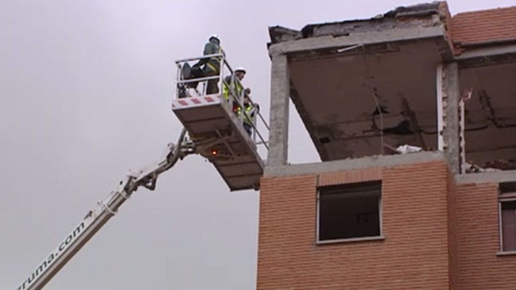 Los técnicos valoran si derribar algunos pisos del edificio donde se produjo la explosión de gas en Vallecas