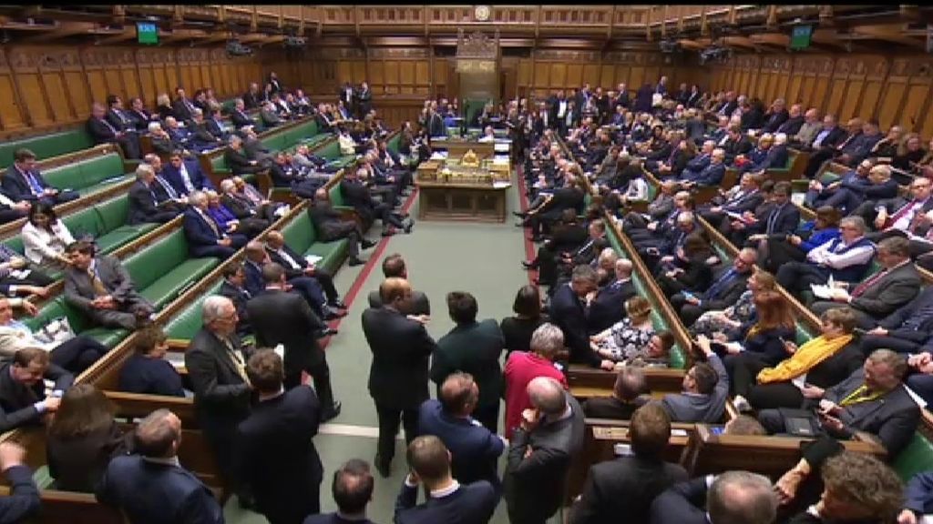 El parlamento británico obliga a May a prorrogar el Brexit