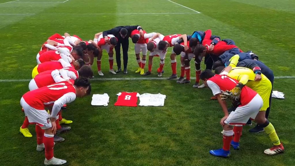 Un árbitro finaliza un encuentro al enterarse de que la madre de uno de los futbolistas falleció en un accidente de coche camino del campo Un árbitro finaliza un encuentro al enterarse de que la madre de uno de los futbolistas falleció en un accidente de coche camino del campo