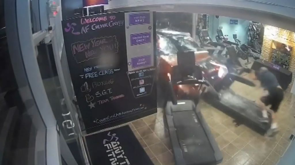 Impactante accidente de coche contra un gimnasio en California