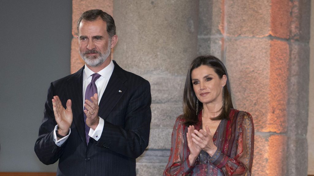 Pantalón de vinilo y camiseta rosa: el look de Letizia en su escapada de incógnito a un concierto