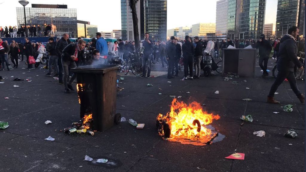Altercados entre los ultras del Ajax y la policía holandesa antes de enfrentarse a la Juventus Altercados entre los ultras del Ajax y la policía holandesa antes de enfrentarse a la Juventus
