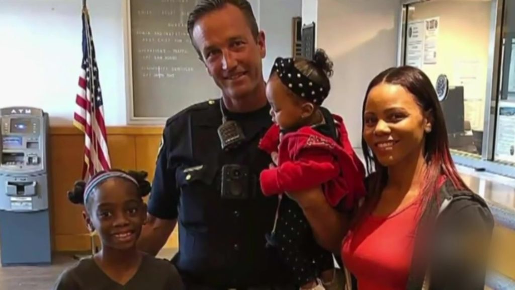 Un policía salva la vida a una bebé que se estaba asfixiando