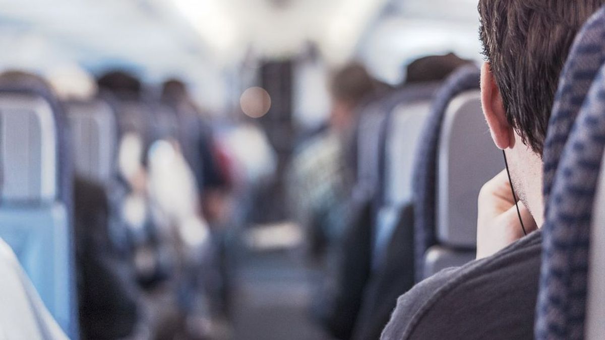 Una azafata señala las indicaciones de seguridad en un vuelo a ritmo de rap