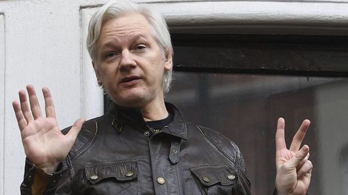 Detienen a Julian Assange en Londres