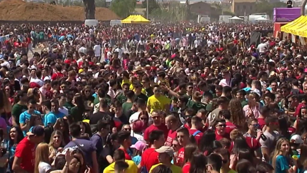Miles de jóvenes celebran el polémico Festival de las Paellas pese al ‘no’ del Ayuntamiento de Valencia