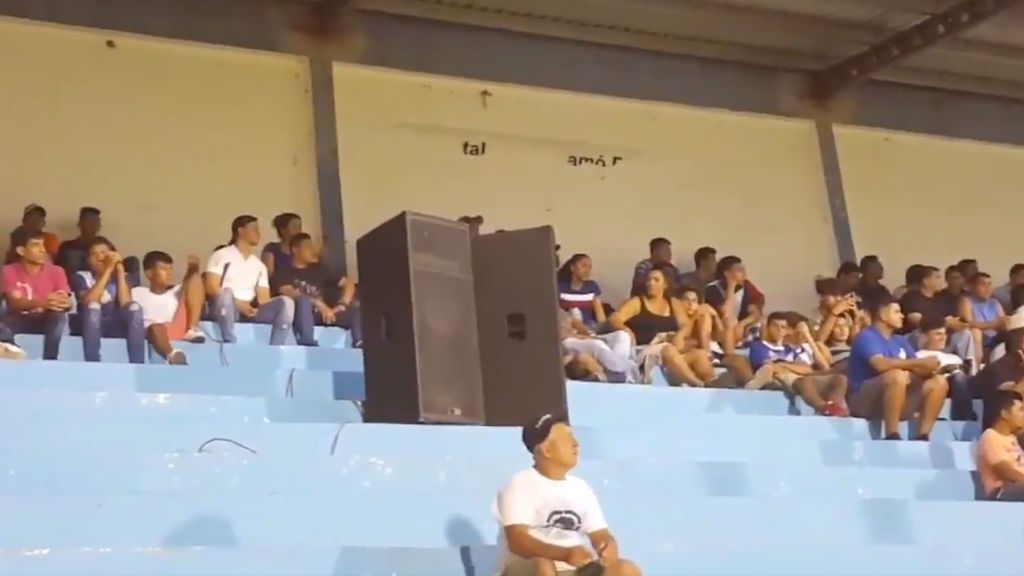 La asombrosa forma de un equipo de fútbol de rellenar el hueco que dejó parte de su hinchada en las gradas La asombrosa forma de un equipo de fútbol de rellenar el hueco que dejó parte de su hinchada en las gradas