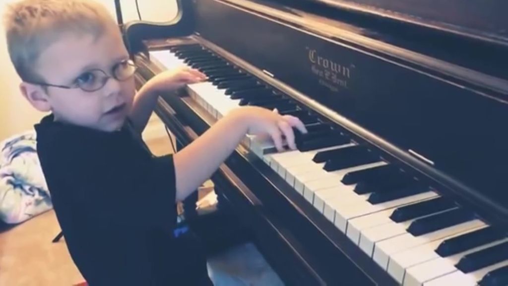Un niño de 6 años con problemas visuales triunfa en las redes con su interpretación al piano de ‘Bohemian Rhapsody’
