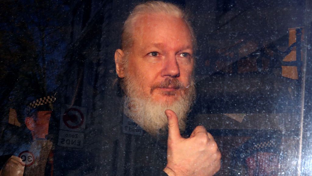Julian Assange pasa su primera noche detenido a la espera de su extradición a EEUU