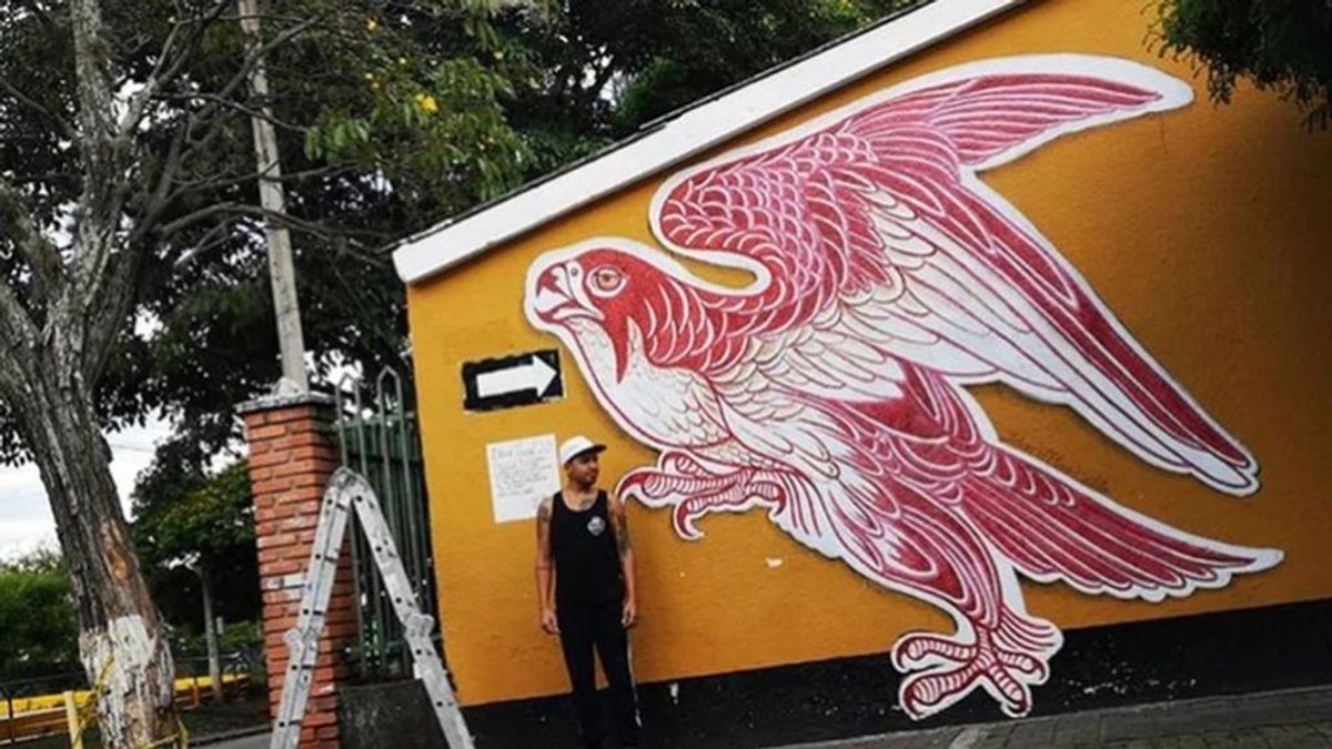 Cumple un aterrador récord Guiness: tatuador pinta un mural con la sangre de sus clientes