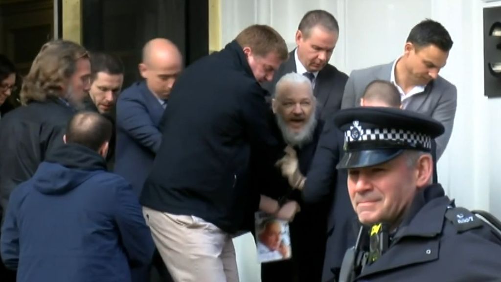 Julian Assange, la historia del fundador de Wikileaks que creyó que podía saltarse todas las normas