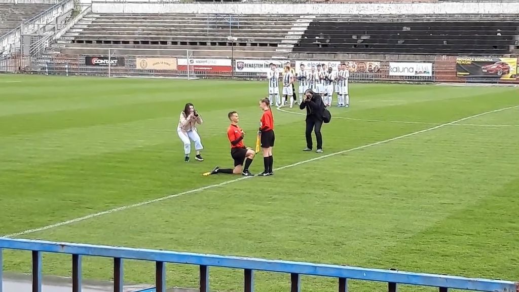 Petición de mano viral: un árbitro de fútbol le pide matrimonio a su colega en pleno partido