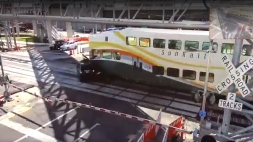 Impactantes imágenes de un coche atropellado por un tren en Estados Unidos