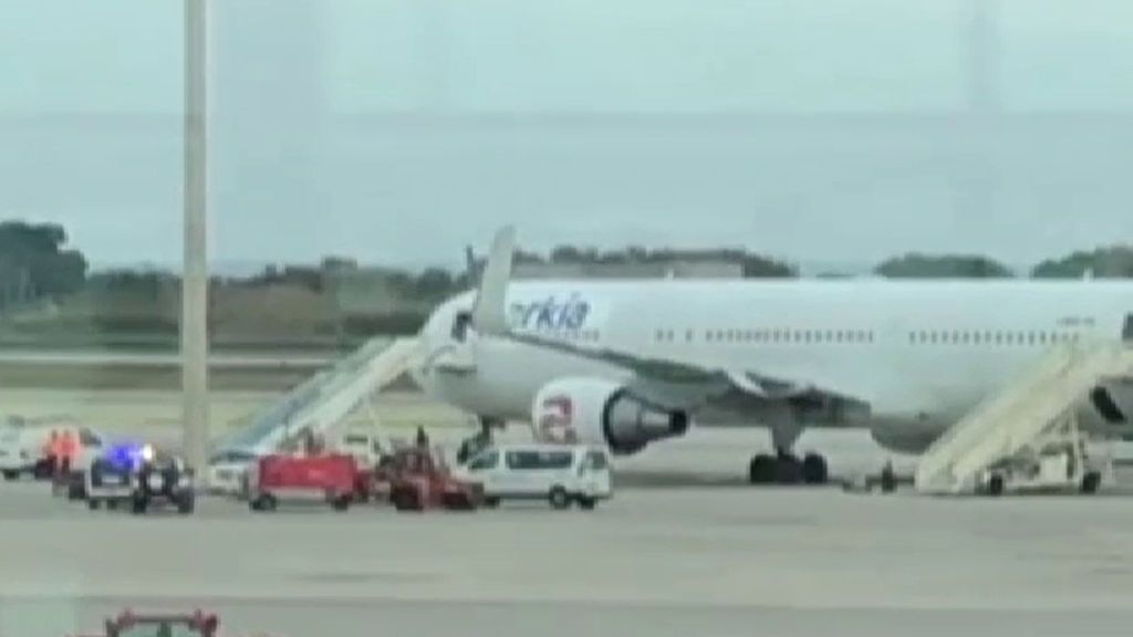 Aterrizaje de emergencia por incendio en un motor en el aeropuerto de Barcelona-El Prat