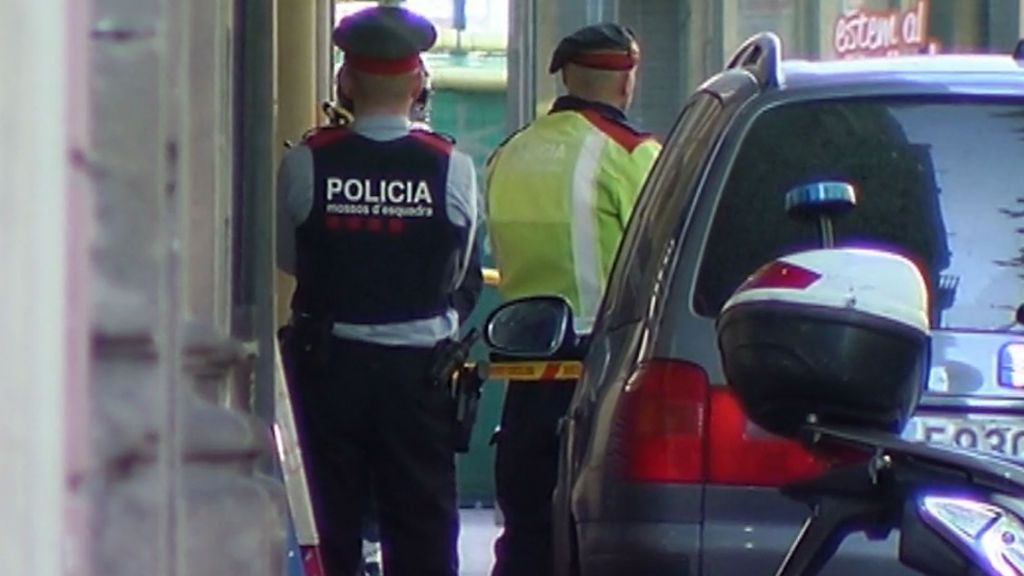 Los Mossos reducen al hombre atrincherado en un piso de Barcelona con su novia