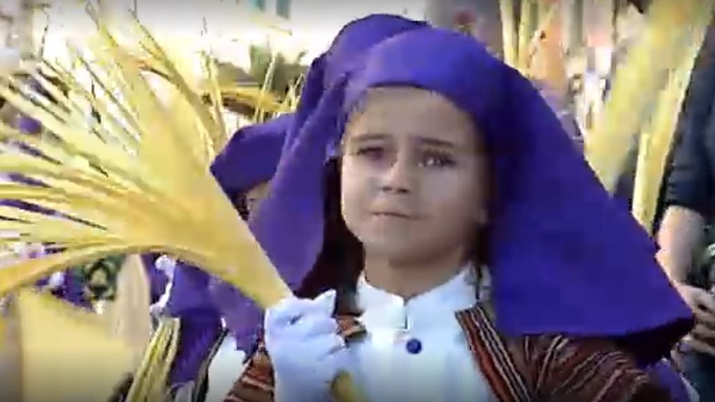 Los niños de Málaga reciben a 'La Pollinica' por el Domingo de Ramos