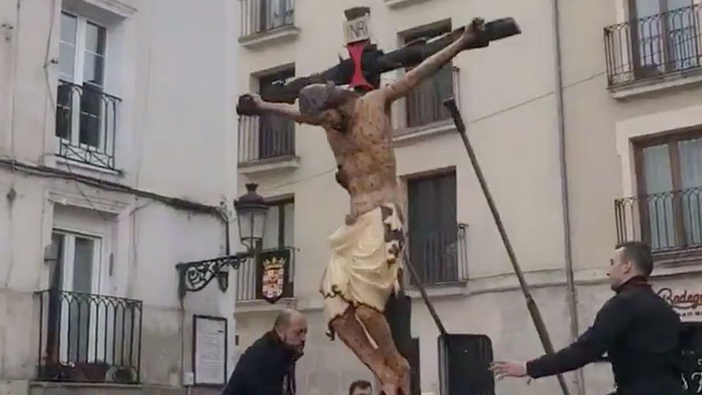 Caída de la talla del Santísimo Cristo de Burgos al comenzar su procesión