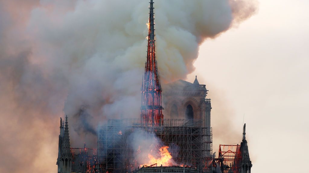 Incendio en la catedral de Notre Dame: Momento en el que cae la aguja central