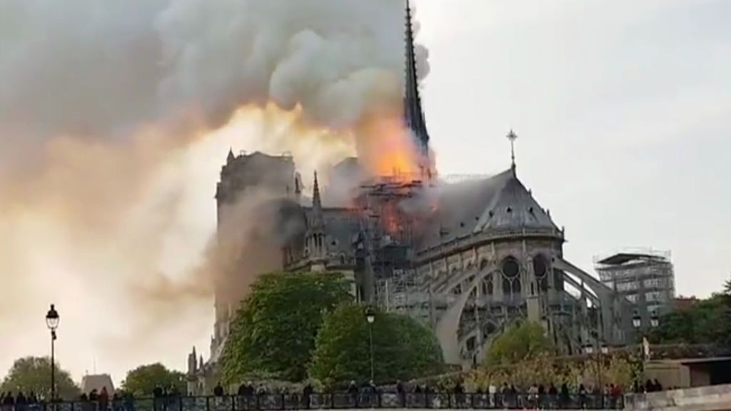 Última hora: Incendio en la catedral de Notre Dame Cuatro 