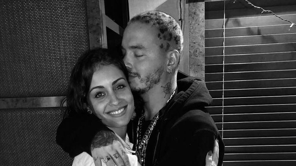 Hiba Abouk le dedica unas bonitas palabras a su amigo JBalvin: "No puedo estar más feliz por ti"