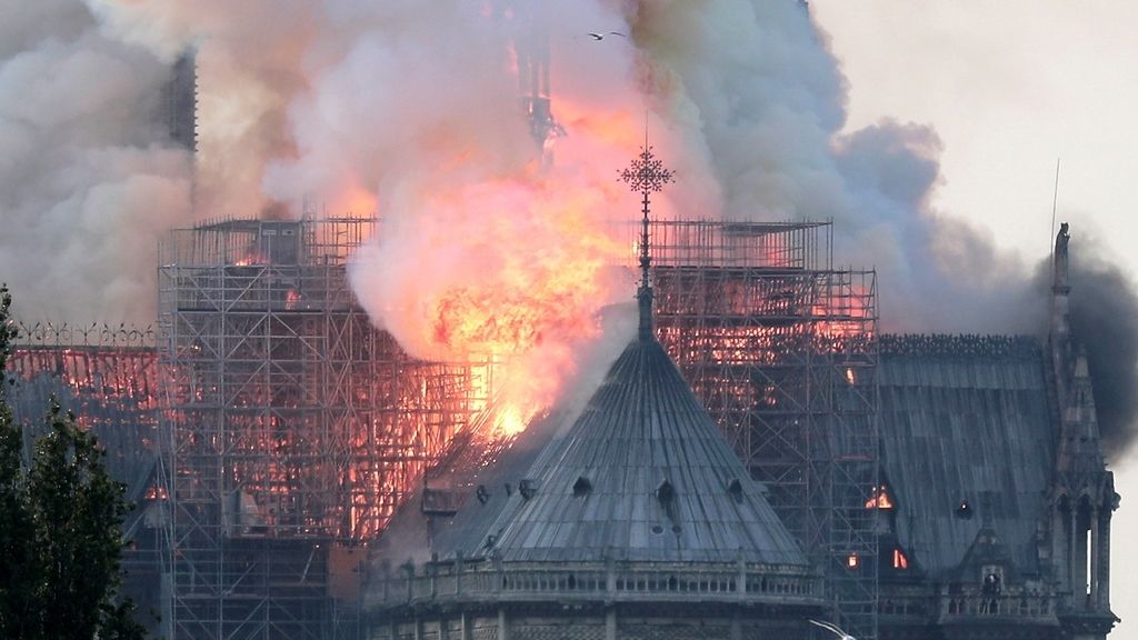 Espectacular incendio en la catedral Notre Dame de París