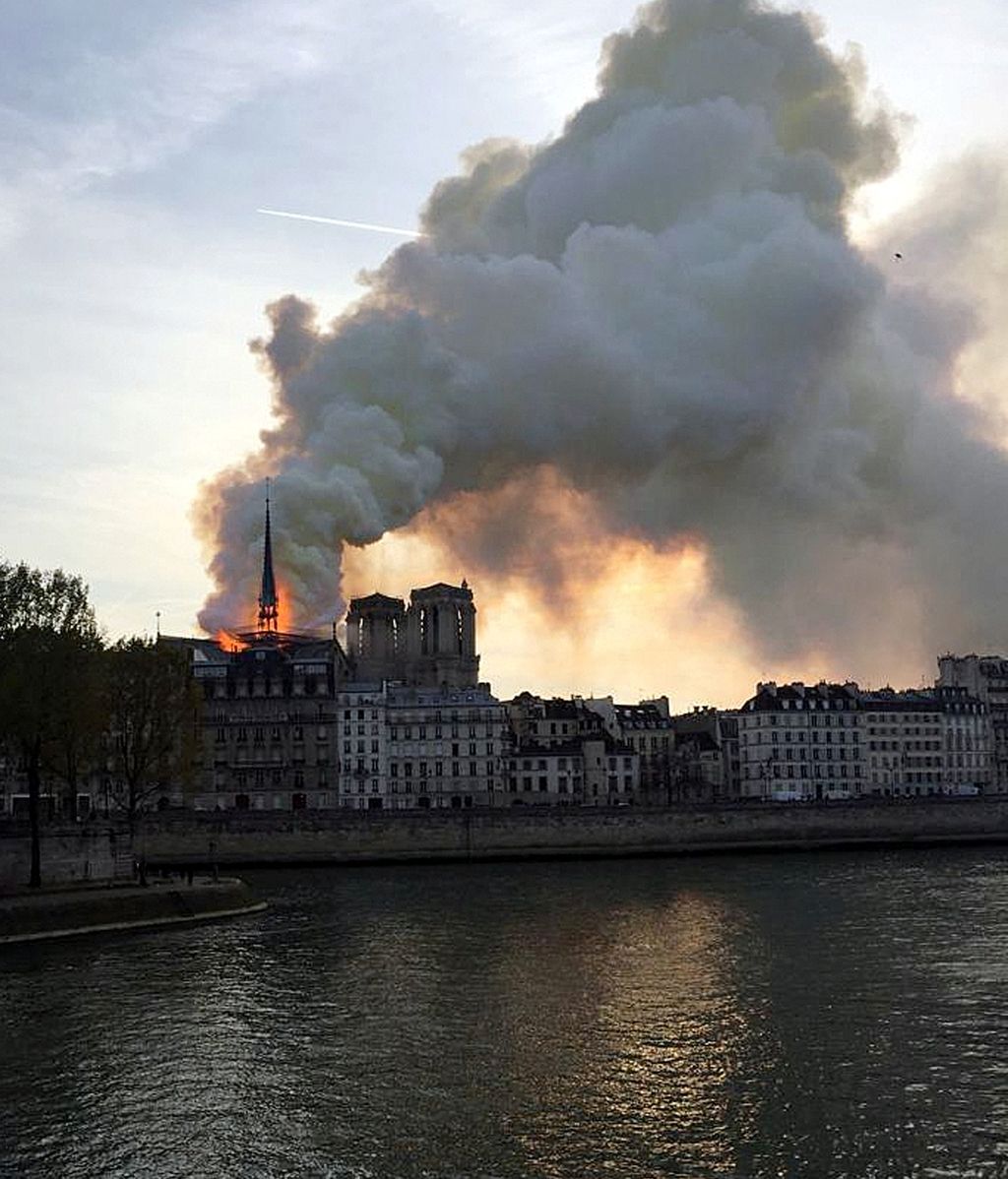 Espectacular incendio en la catedral Notre Dame de París