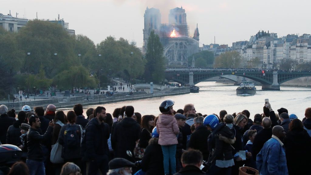Cientos de españoles, testigos del incendio de Notre Dame