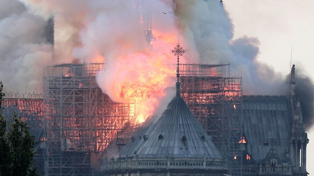 Las llamas devoran la catedral de Notre Dame