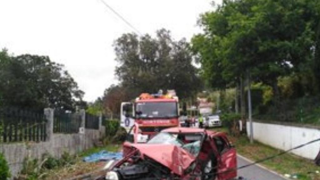 Un fallecido tras el brutal choque de un coche contra un muro en Marín (Pontevedra)