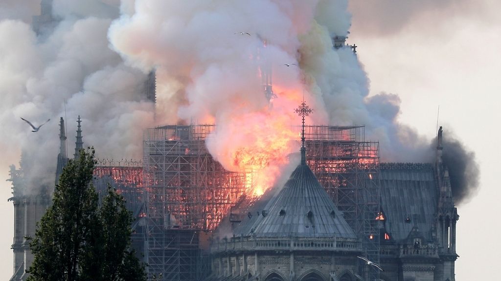 Espectacular incendio en la catedral Notre Dame de París