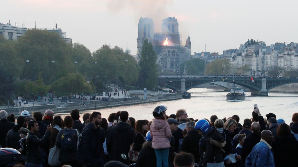 Espectacular incendio en la catedral Notre Dame de París