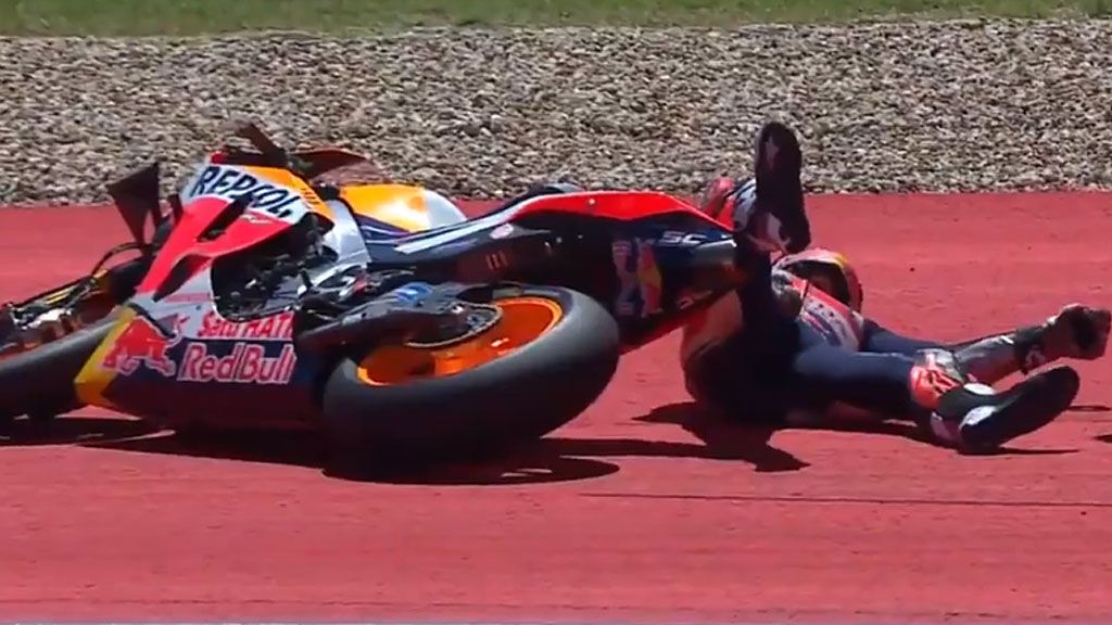 El momento en el que Marc Márquez se da cuenta de que tiene que abandonar en Austin tras su doble caída