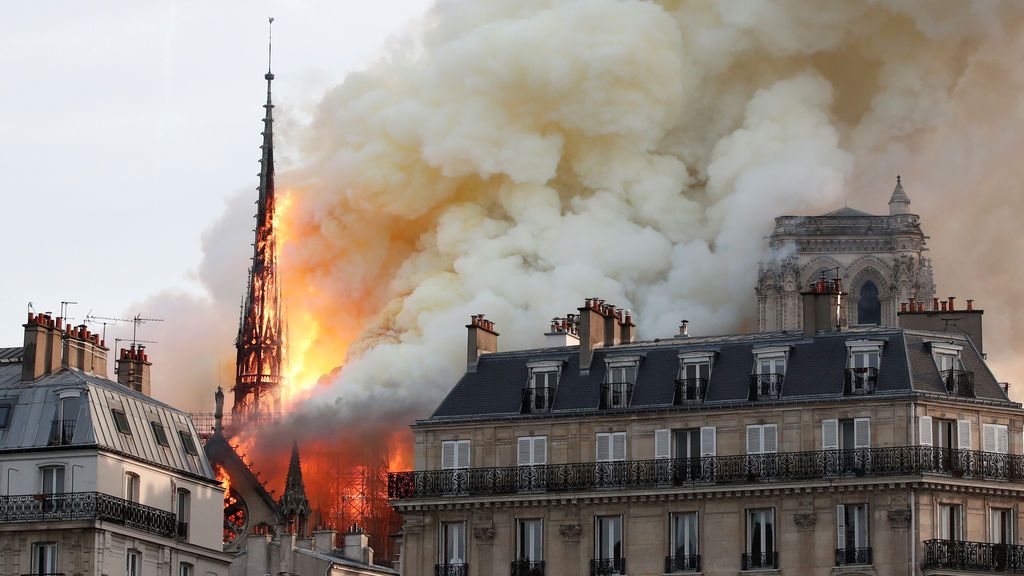 Espectacular incendio en la catedral Notre Dame de París