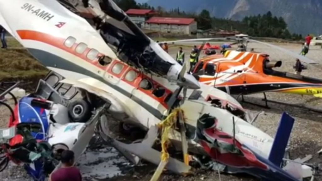 Un avión ligero se estrella en pleno despegue en el aeropuerto de Nepal: Hay tres muertos