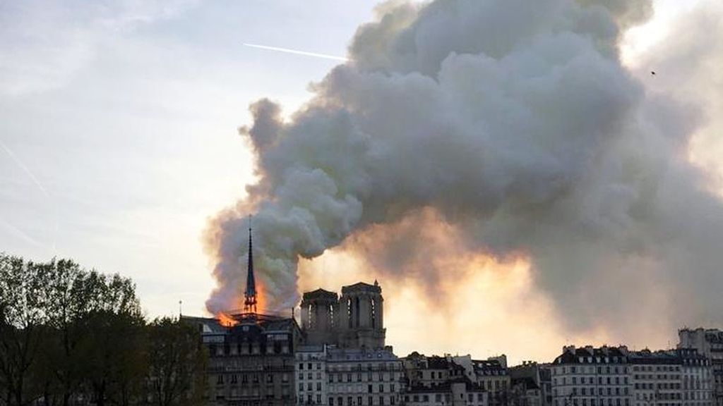 Espectacular incendio en la catedral Notre Dame de París