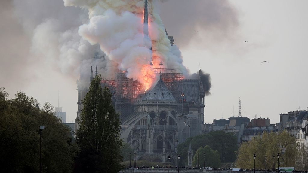 Espectacular incendio en la catedral Notre Dame de París