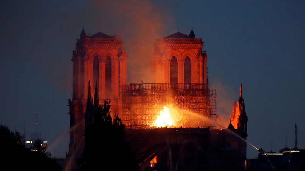 Espectacular incendio en la catedral Notre Dame de París