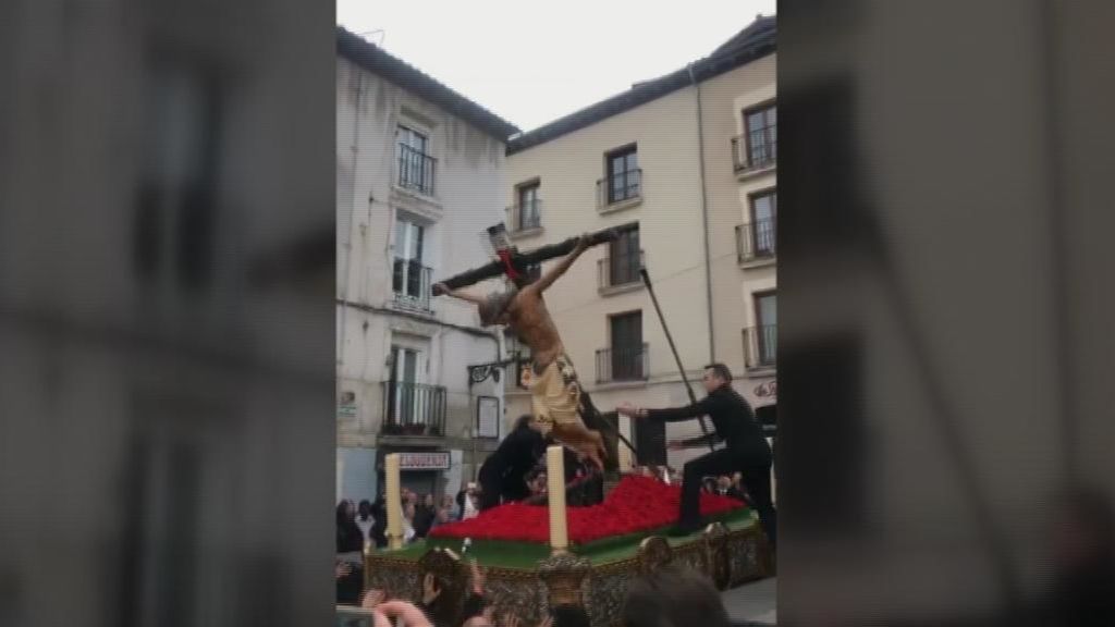 El Cristo de las Gotas se da de bruces en la procesión de Burgos