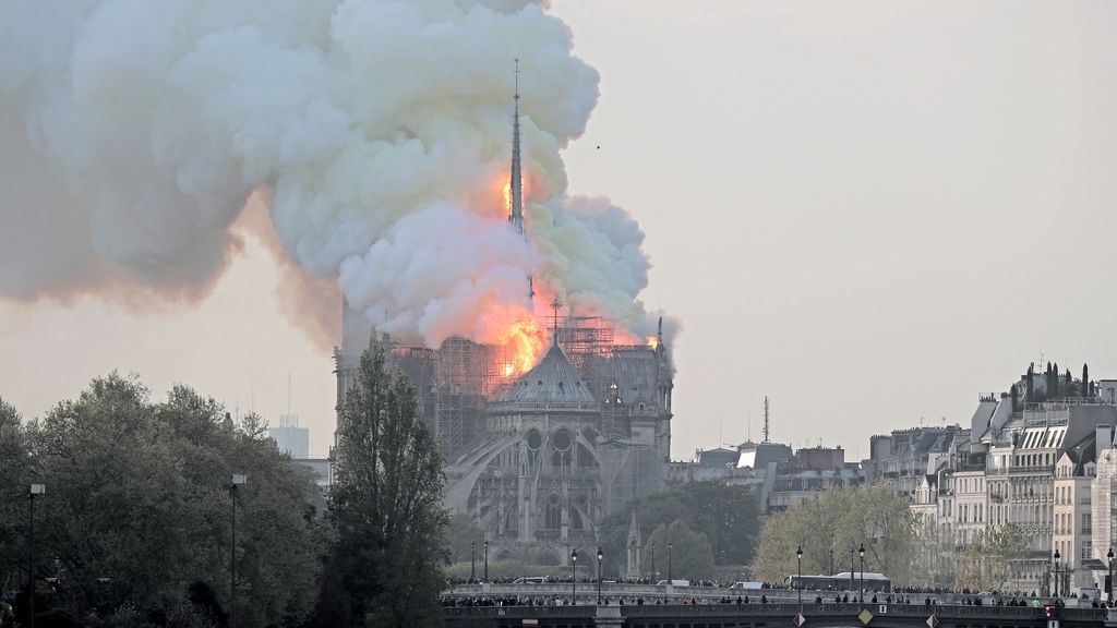 Espectacular incendio en la catedral Notre Dame de París