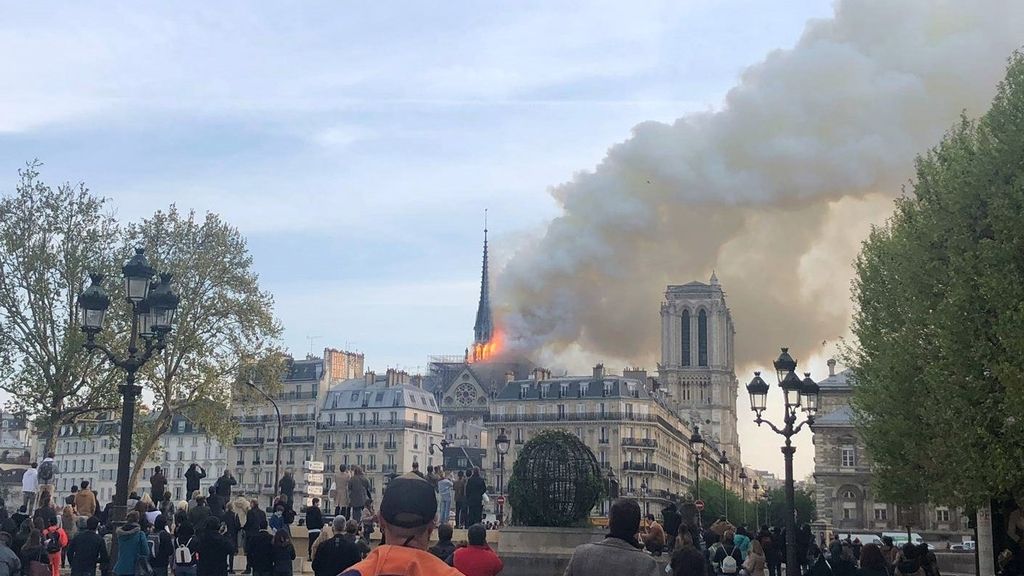 Espectacular incendio en la catedral Notre Dame de París